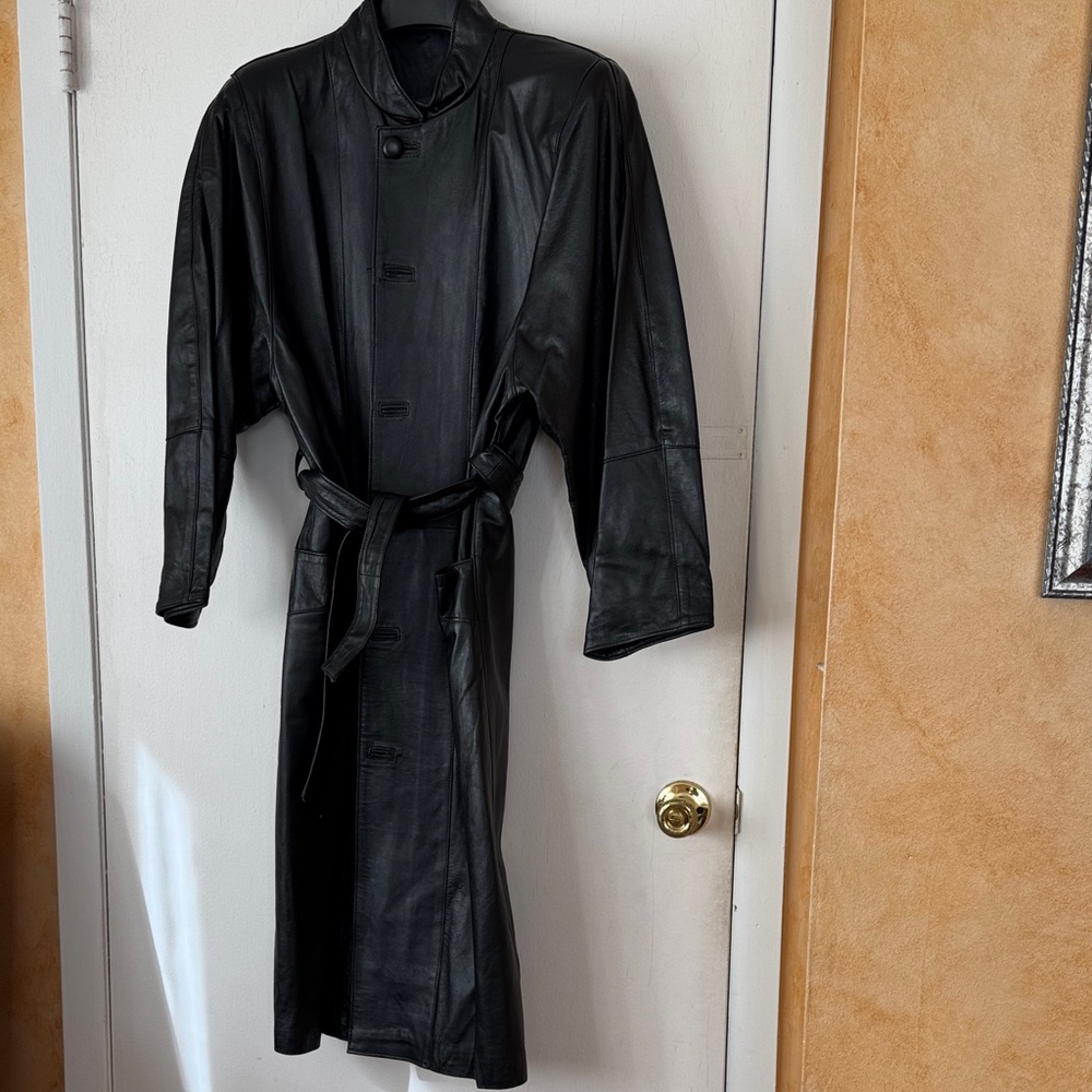 Vera Pelle Women’s Vintage Long Black Belted Italian Leather Coat. Size Large.